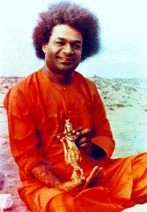 Sathya Sai Baba with statue he materialized.